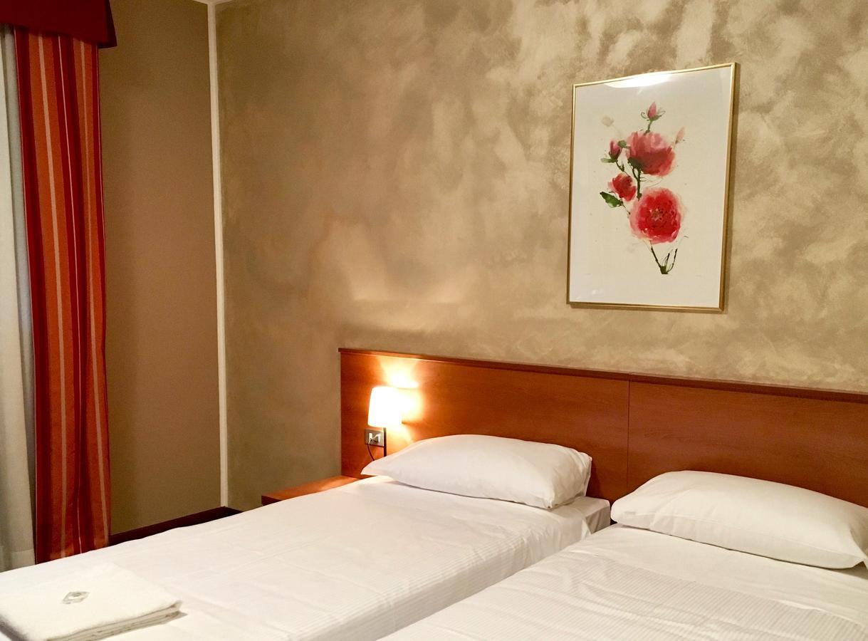 Hotel Forum Rozzano Esterno foto