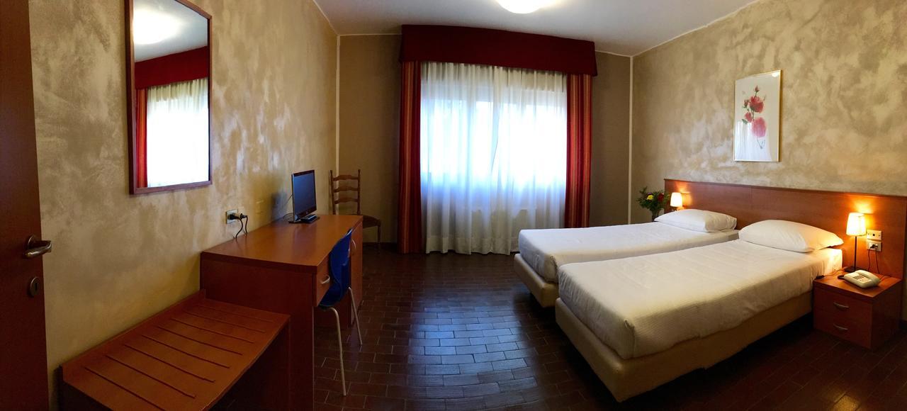 Hotel Forum Rozzano Esterno foto