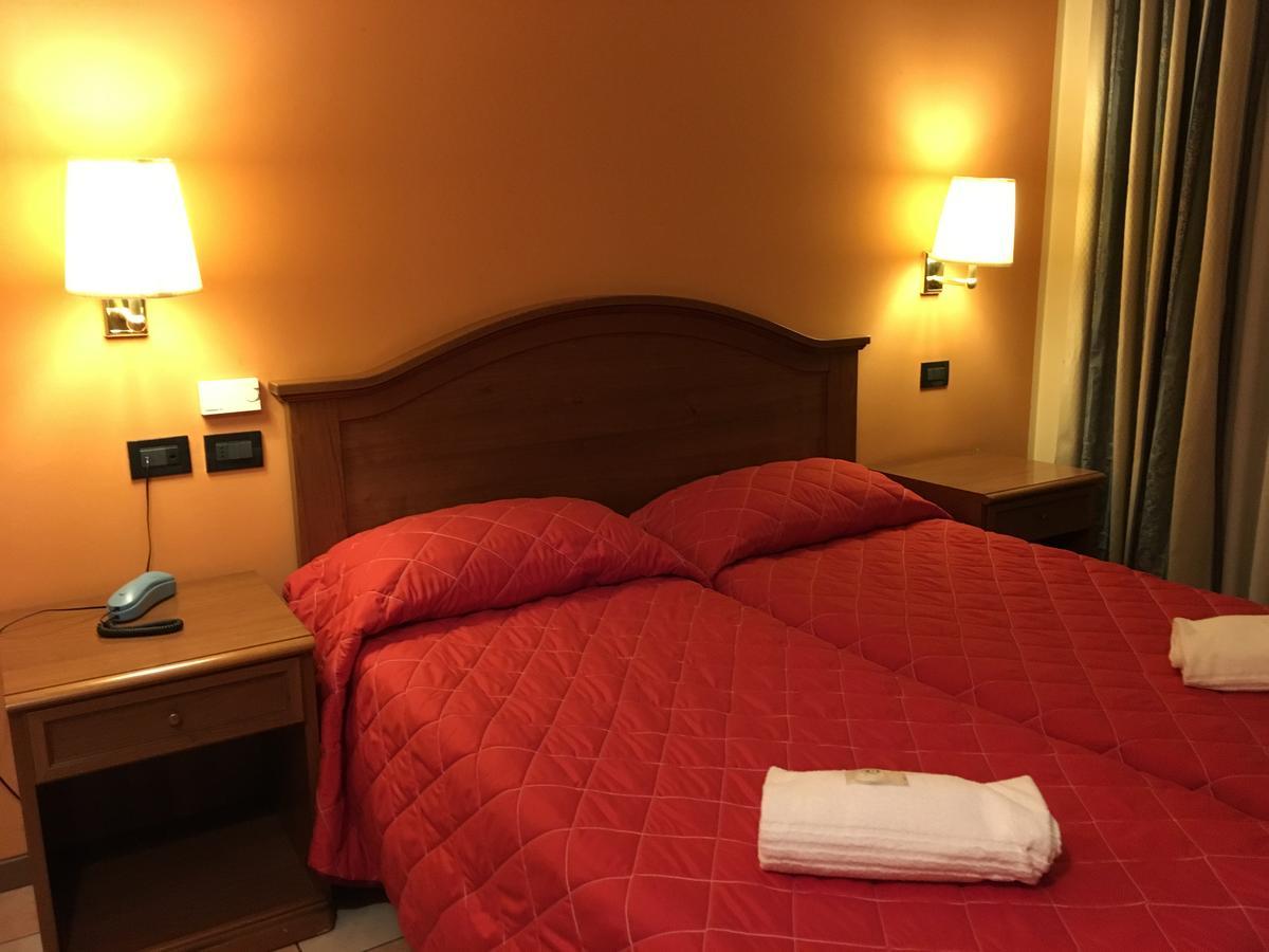 Hotel Forum Rozzano Esterno foto
