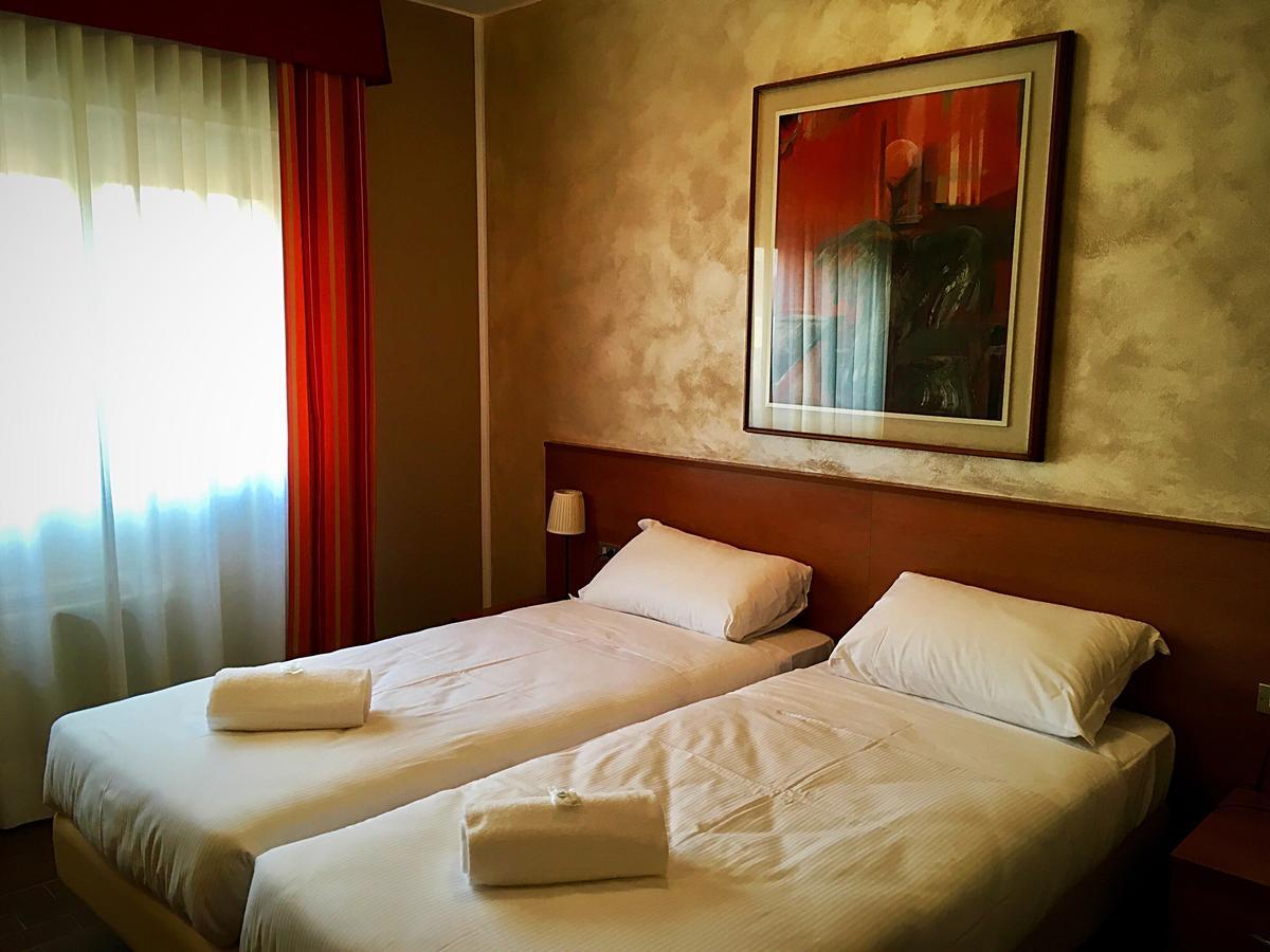 Hotel Forum Rozzano Esterno foto