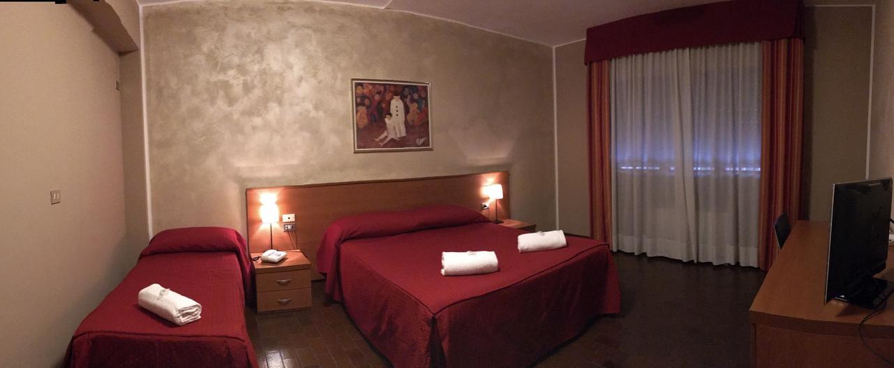 Hotel Forum Rozzano Esterno foto