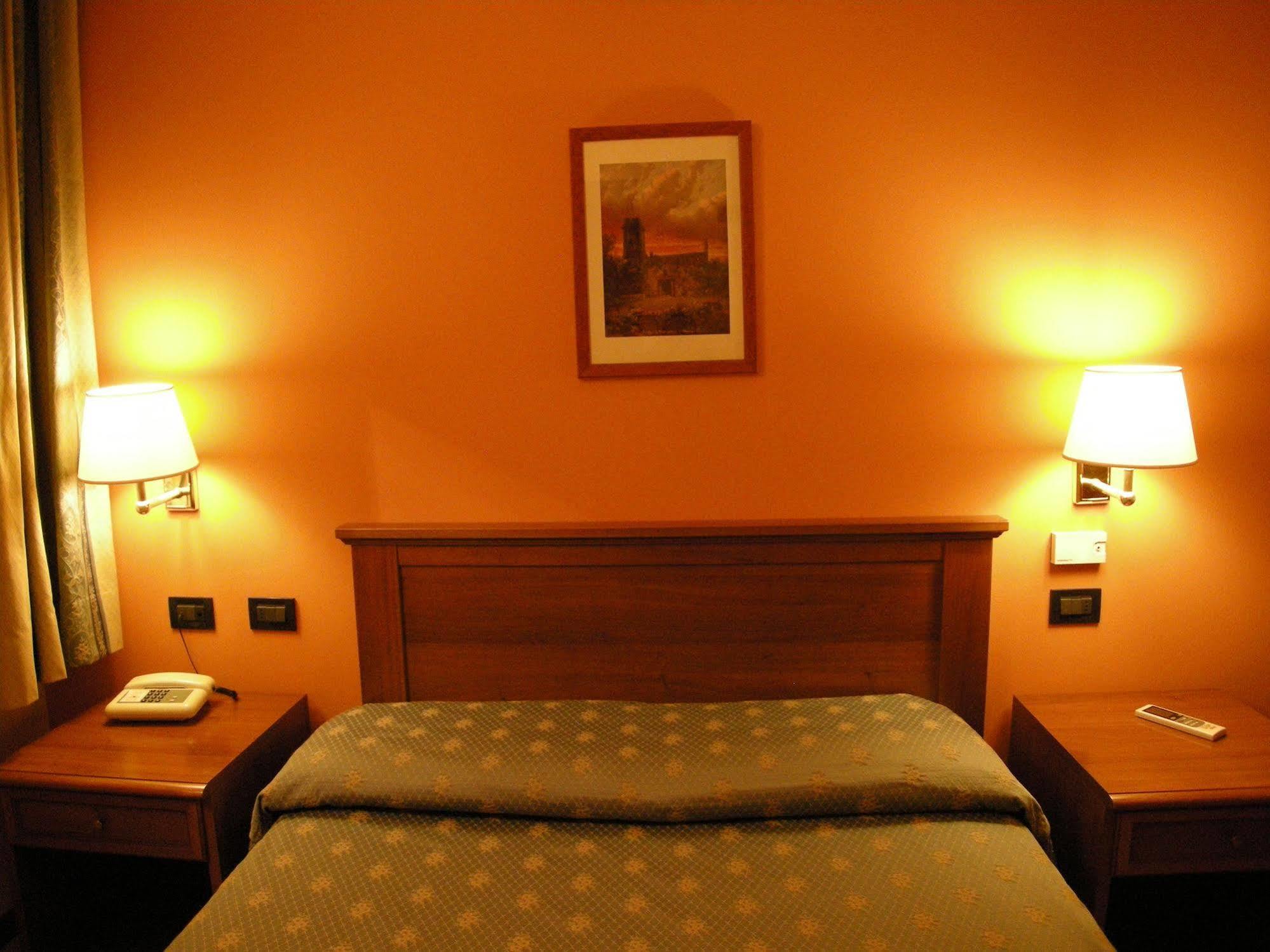 Hotel Forum Rozzano Esterno foto