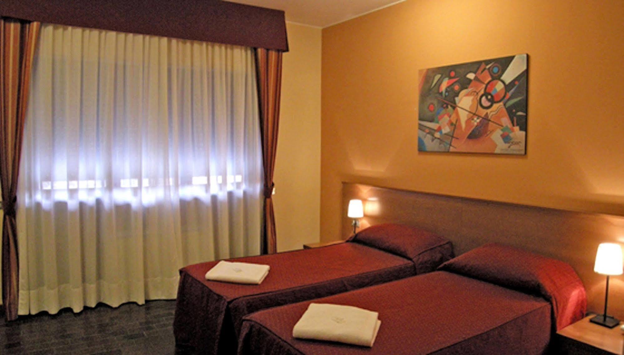 Hotel Forum Rozzano Esterno foto
